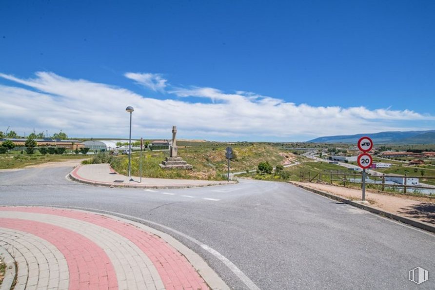 Suelo en venta en Las Zumaqueras, La Lastrilla, Segovia, 40196 con cielo, nube, planta, superficie de carretera, asfalto, lote de tierra, vía pública, brea, diseño urbano y cúmulo alrededor