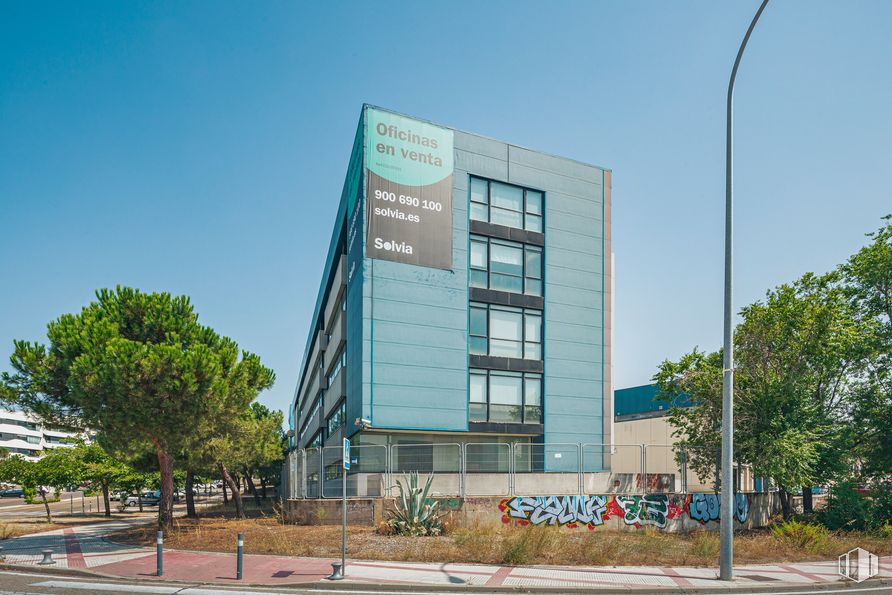 Oficina en alquiler en Avenida Doctor Severo Ochoa, 47, Alcobendas, Madrid, 28100 con edificio, ventana, cielo, planta, día, propiedad, árbol, arquitectura, diseño urbano y barrio alrededor