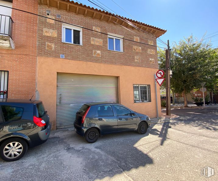 Retail for sale at Calle Arenal, 46, Casarrubios del Monte, Toledo, 45950 with wheel, car, window, tire, automotive parking light, land vehicle, sky, vehicle, property and building around