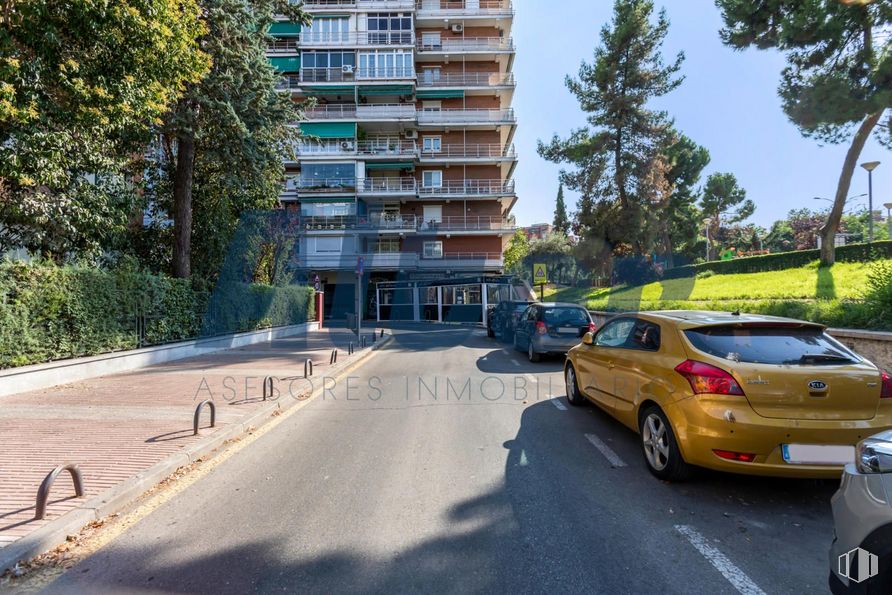 Local en venta en Calle Porto Lagos, Alcorcón, Madrid, 28924 con coche, neumático, rueda, edificio, vehículo terrestre, vehículo, cielo, matrícula del vehículo, árbol y superficie de la carretera alrededor