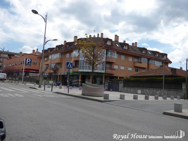 Local en venta en Avenida Honorio Lozano, Collado Villalba, Madrid, 28400 con edificio, luz de la calle, nube, cielo, planta, superficie de carretera, arquitectura, diseño urbano, área residencial y vía pública alrededor