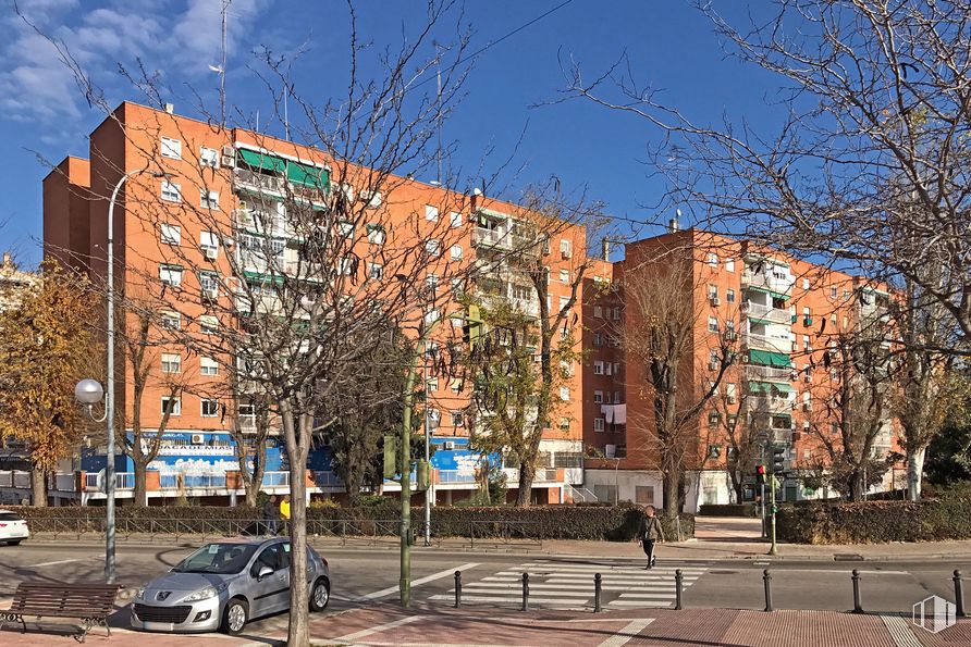 Local en alquiler y venta en Calle Carlos Arniches, 2, Móstoles, Madrid, 28935 con coche, edificio, cielo, día, rueda, neumático, ventana, vehículo, infraestructura y nube alrededor