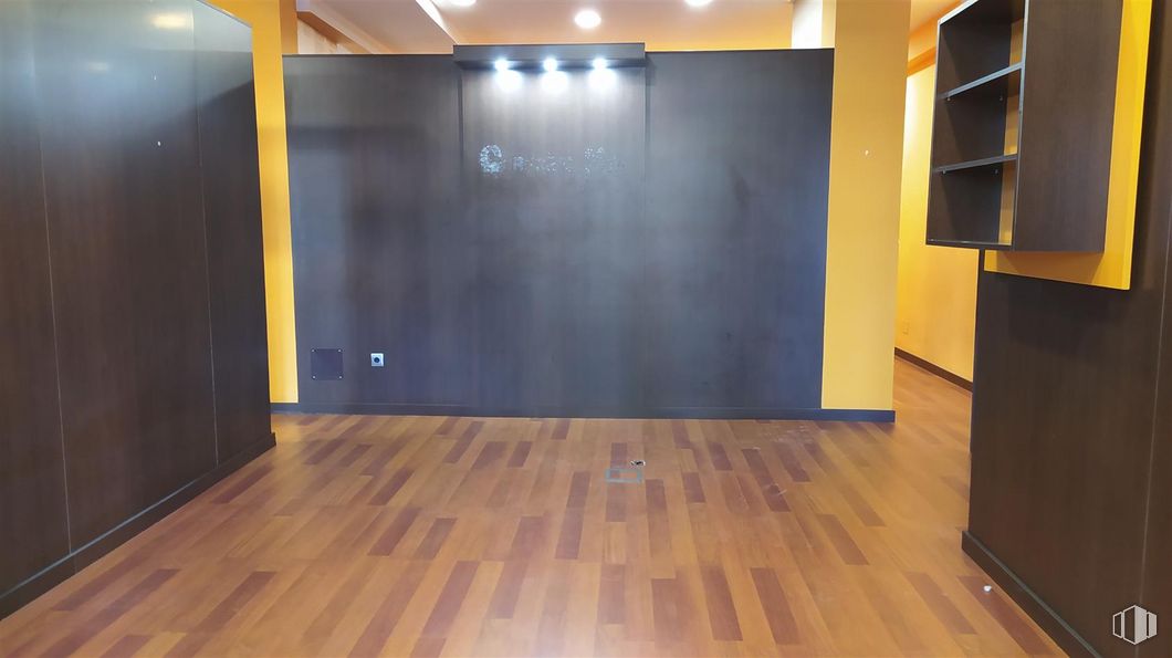 Local en venta en Calle San Isidro, Majadahonda, Madrid, 28220 con armario, mueble, madera, interiorismo, hall, suelos, suelo, edificio, tinte para madera y suelo laminado alrededor