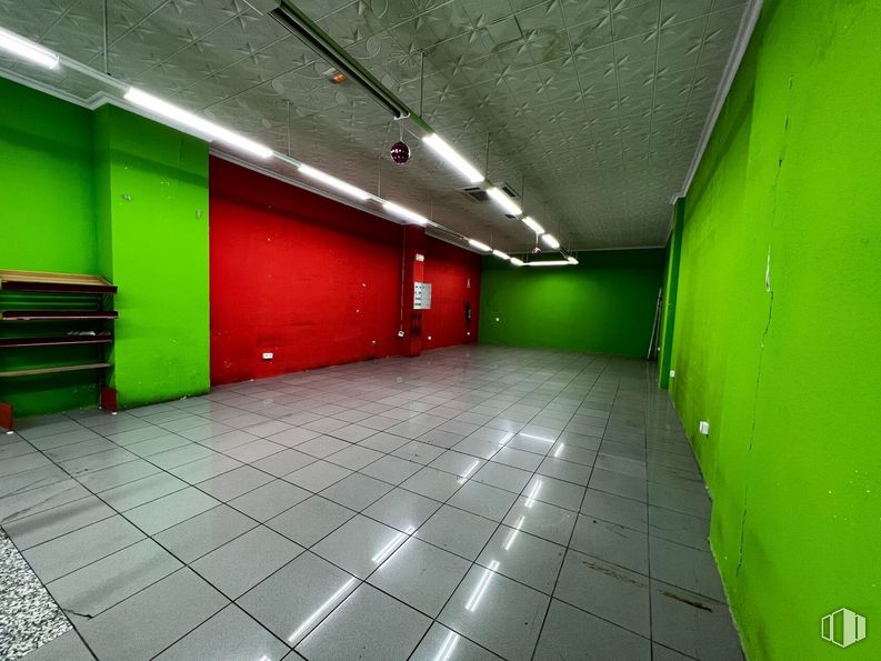 Retail for rent at Casco urbano, Arganda del Rey, Madrid, 28500 with fixture, floor, flooring, composite material, tints and shades, ceiling, concrete, road, event and building around