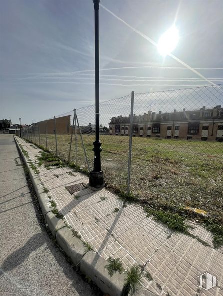 Land for sale at Calle Asturias, Serranillos del Valle, Madrid, 28979 with sky, plant, road surface, land lot, asphalt, fence, wire fencing, cloud, mesh and urban design around