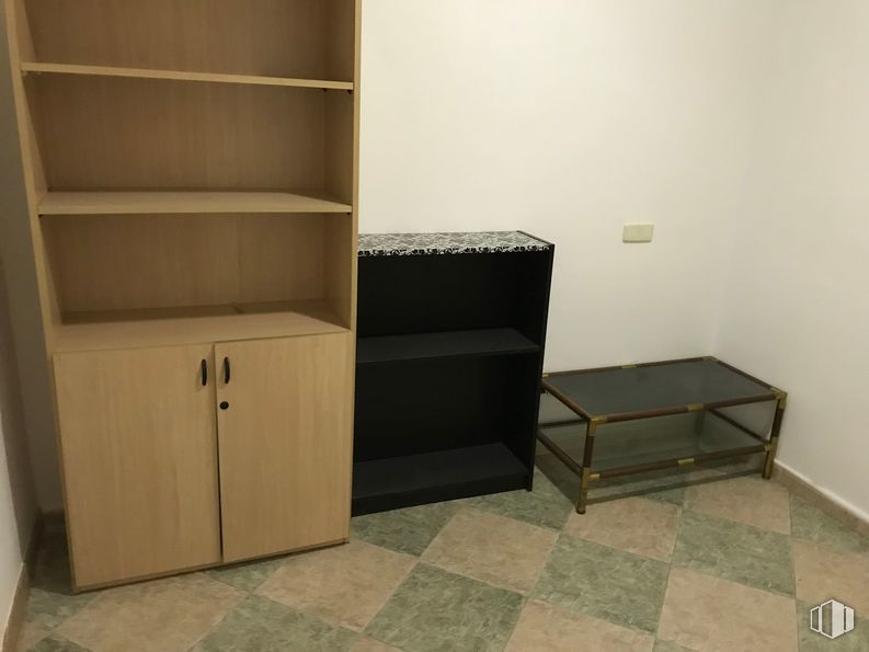 Local en alquiler y venta en Calle Sierra Gorda, Villa de Vallecas, Madrid, 28031 con ebanistería, mesa, mueble, estante, madera, estantería, piso, suelo, alacena y madera alrededor