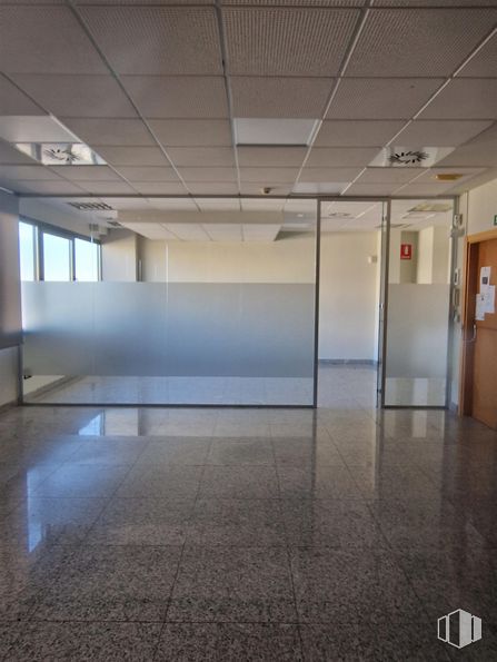 Oficina en alquiler en Zona El Pinar - Punta Galea, Las Rozas de Madrid, Madrid, 28230 con ventana, puerta, accesorio, interiorismo, suelos, suelo, hall, vidrio, evento y techo alrededor