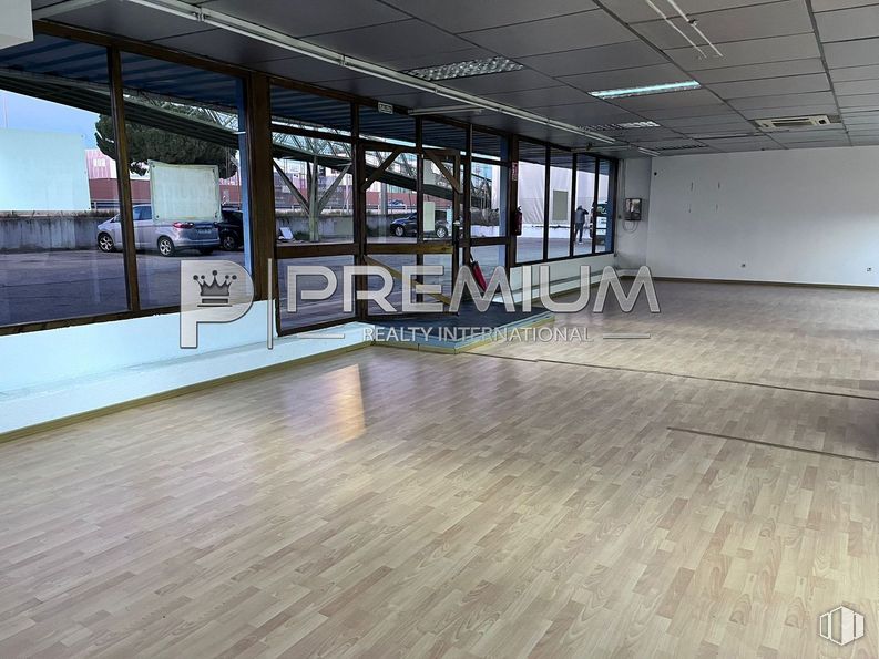 Local en alquiler en Polígono Industrial de las Nieves, Móstoles, Madrid, 28935 con hall, madera, suelo, suelos, edificio, techo, accesorio, ventana, madera dura y evento alrededor