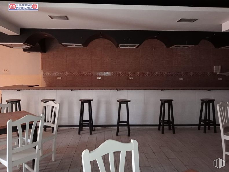 Local en venta en Zona centro, Madridejos, Toledo, 45710 con taburete, silla, mueble, blanco, luz, madera, suelo, línea, suelos y propiedad material alrededor