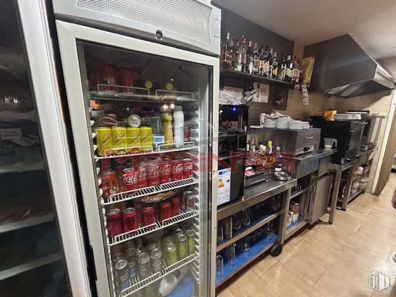 Retail for sale at Centro, Seseña, Toledo, 45223 with refrigerator, shelf, shelving, food, major appliance, bottle, kitchen appliance, food storage containers, food storage and convenience store around