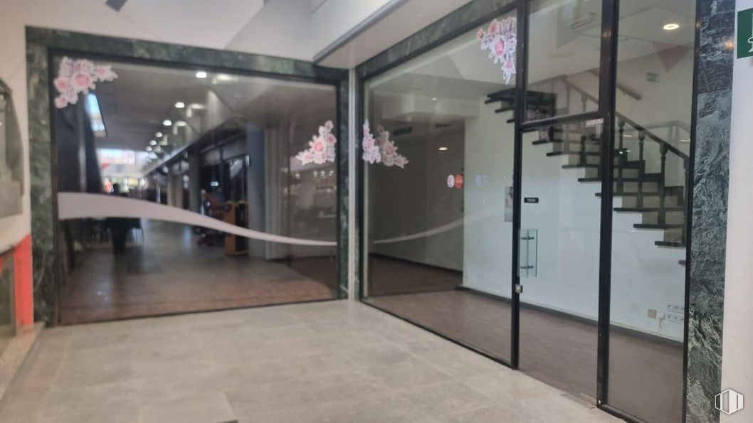 Local en venta en Avenida Provincias, Fuenlabrada, Madrid, 28941 con accesorio, suelo, suelos, puerta, edificio, vidrio, techo, fachada, metal y aluminio alrededor