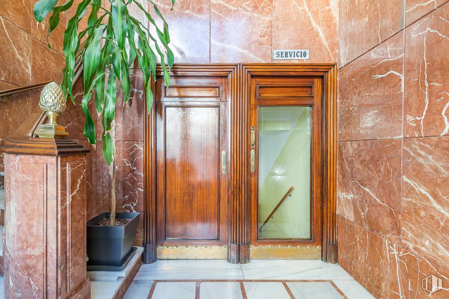 Local en venta en Calle Marqués de Urquijo, Moncloa - Aravaca, Madrid, 28008 con maceta, puerta, planta de interior, propiedad, planta, edificio, madera, azure, interiorismo y tinte para madera alrededor