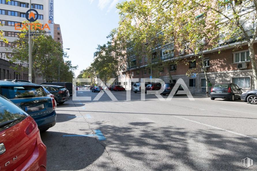 Local en alquiler en Calle Orense, Tetuán, Madrid, 28020 con coche, edificio, vehículo terrestre, vehículo, rueda, neumático, infraestructura, árbol, superficie de la carretera y cielo alrededor