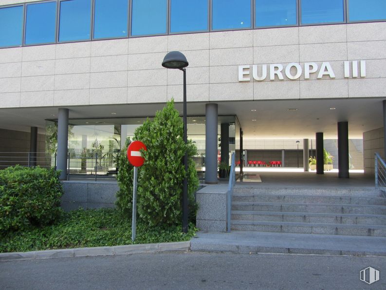 Oficina en alquiler en Edificio Europa III, Calle San Rafael, 1, Alcobendas, Madrid, 28108 con planta, edificio, accesorio, mediante, espacio publico, fachada, bienes raíces, gas, señalización y firmar alrededor