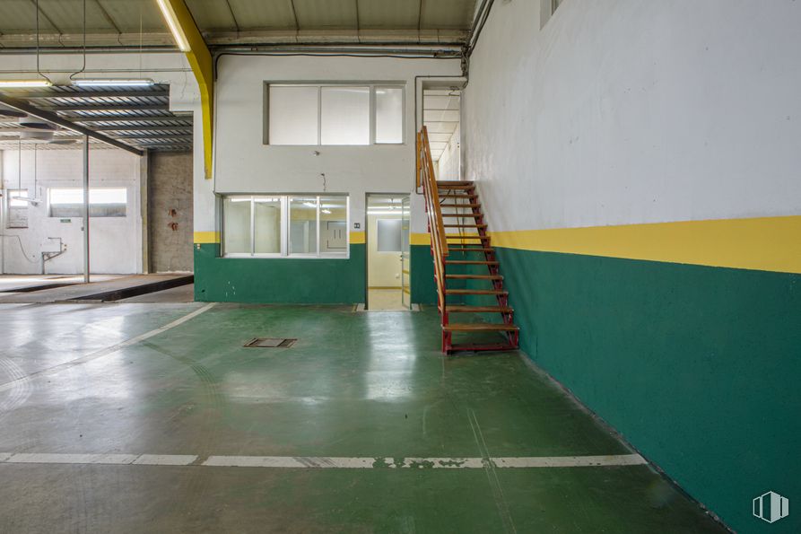 Industrial for sale & for rent at Calle Río Esla, Ávila, 05004 with window, door, ladder, flooring, floor, ceiling, paint, hall, cleanliness and plaster around