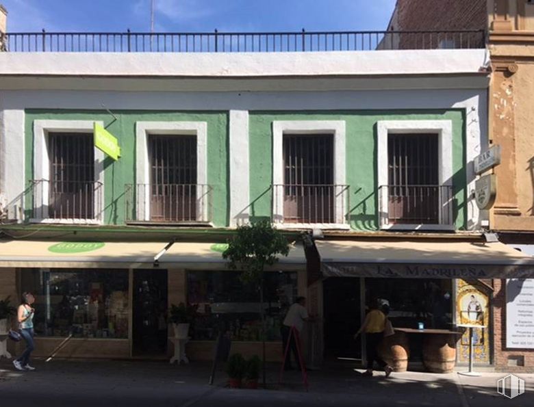 Office for sale at Calle Corredera del Cristo, 36, Talavera de la Reina, Toledo, 45600 with window, person, building, wood, residential area, house, real estate, facade, siding, tints and shades and shade around