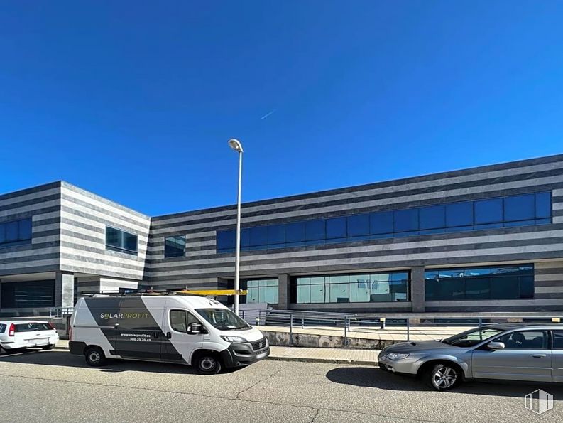 Office for sale at Calle Francisco Alonso, Alcalá de Henares, Madrid, 28806 with car, van, building, wheel, tire, automotive parking light, land vehicle, sky, vehicle and cloud around