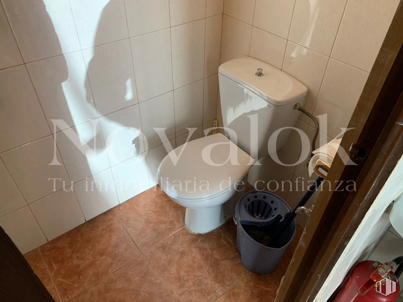 Local en venta en Calle Agustina de Aragón, Móstoles, Madrid, 28938 con inodoro, propiedad, asiento de inodoro, papel higienico, producto, toalla de papel, baño, diseño de interiores, soporte para toallas de papel y madera alrededor