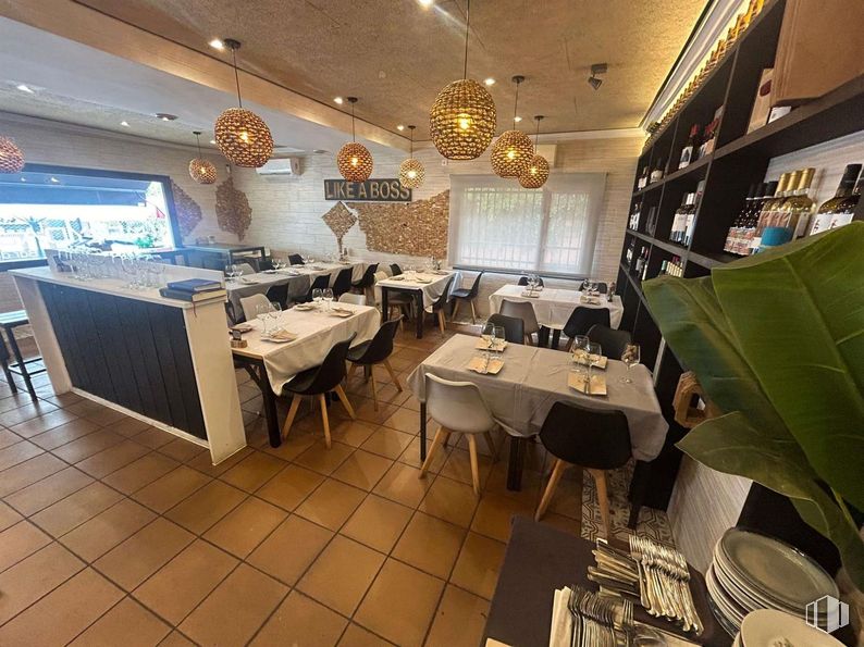 Local en alquiler en Calle Ángel Yagüe, Torrelodones, Madrid, 28250 con silla, lámpara, alumbrado, mesa de cocina y comedor, vajilla, propiedad, mueble, mesa, edificio y suelo alrededor