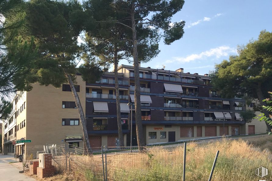 Local en alquiler y venta en Calle Libertad, 7, Aranjuez, Madrid, 28300 con edificio, planta, ventana, cielo, nube, árbol, diseño urbano, madera, paisaje y condominio alrededor