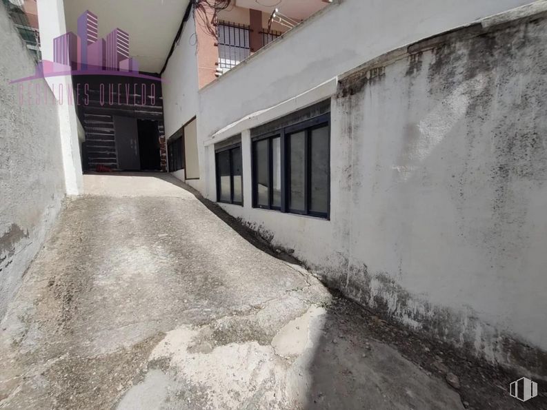 Retail for sale at Zona Fuencarral Pueblo, Fuencarral - El Pardo, Madrid, 28034 with window, building, road surface, house, asphalt, tints and shades, alley, facade, concrete and city around