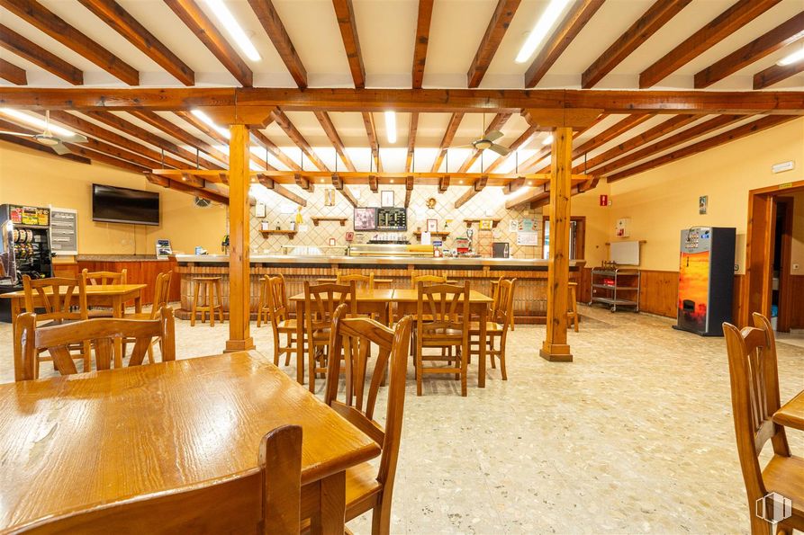 Retail for rent at Plaza San Isidro, 5, Torremocha de Jarama, Madrid, 28189 with chair, table top, kitchen & dining room table, table, furniture, wood, architecture, interior design, flooring and floor around