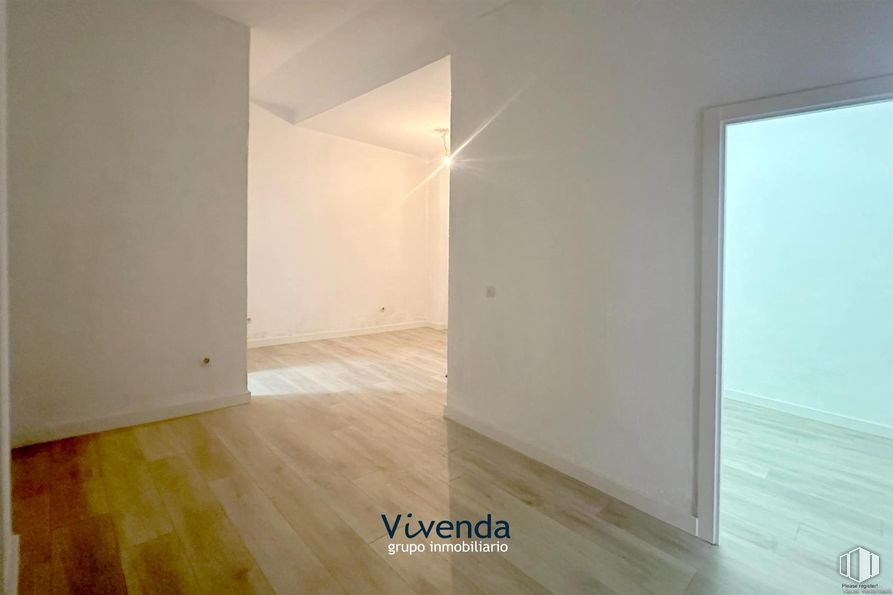 Retail for rent at Zona centro, Móstoles, Madrid, 28937 with floor, flooring, wood flooring, wood, interior design, laminate flooring, ceiling, room, apartment and tile flooring around