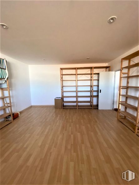 Industrial for sale at Polígono industrial Nudo Oeste, Guadalajara, 19004 with bookcase, fixture, shelf, wood, flooring, wood stain, paint, hardwood, varnish and laminate flooring around