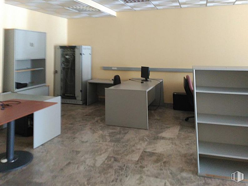 Retail for sale & for rent at Barrio Universidad, Ávila, 05003 with refrigerator, bookcase, desk, table, furniture, computer desk, office chair, chair, flooring, wood, cabinetry and floor around