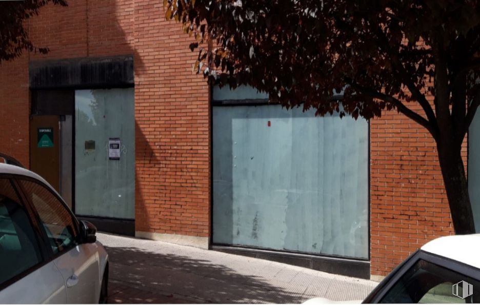 Retail for sale at Avenida Zarauz, San Fernando de Henares, Madrid, 28830 with car, door, land vehicle, vehicle, architecture, motor vehicle, tree, automotive lighting, neighbourhood and asphalt around