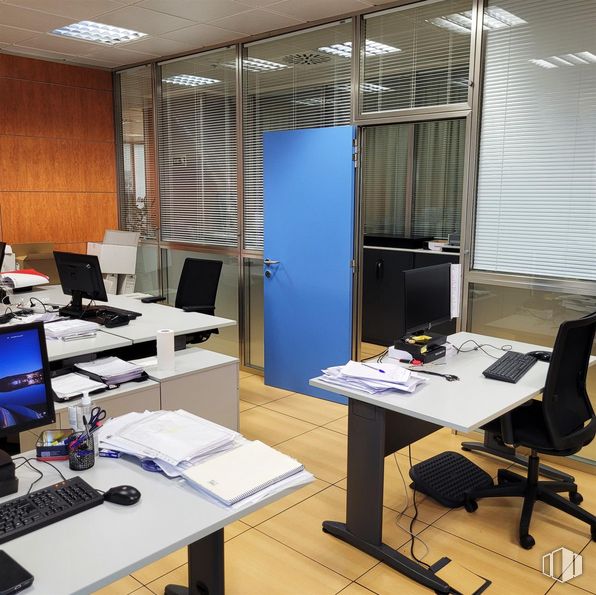 Office for sale & for rent at Calle María Tubau, Fuencarral - El Pardo, Madrid, 28050 with computer keyboard, chair, computer monitor, desk, window blind, table top, table, furniture, computer and personal computer around