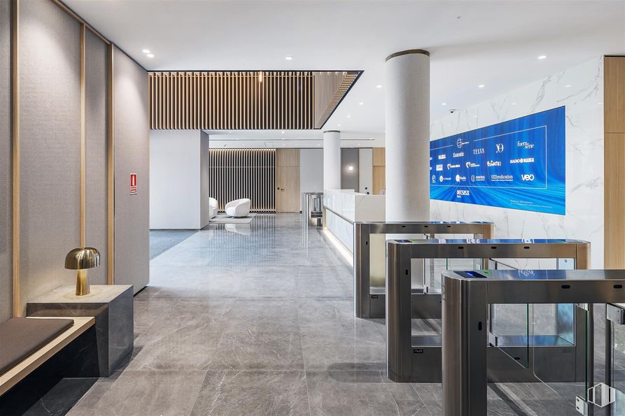 Oficina en alquiler en Edificio NOX, Avenida San Luis, 25, Hortaleza, Madrid, 28033 con mesa, mueble, interiorismo, arquitectura, suelo, suelos, edificio, hall, techo y madera alrededor