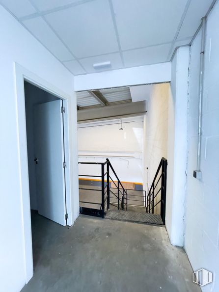 Nave en alquiler en Zona Getafe, Getafe, Madrid, 28906 con accesorio, puerta, suelo, madera, suelos, edificio, hall, techo, material compuesto y escaleras alrededor