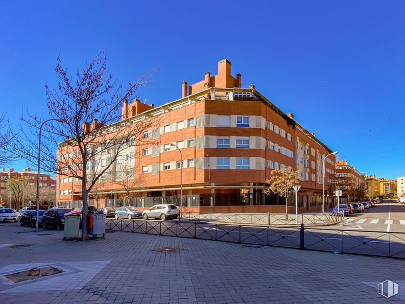 Local en alquiler en Avenida Doctor García Tapia, 161, Moratalaz, Madrid, 28030 con edificio, cielo, ventana, azul, árbol, superficie de la carretera, diseño urbano, planta, coche y rueda alrededor