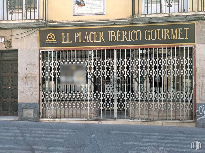 Retail for rent at Calle Corredera Cristo, Talavera de la Reina, Toledo, 45600 with building, window, font, door, city, wood, facade, signage, brick and street around