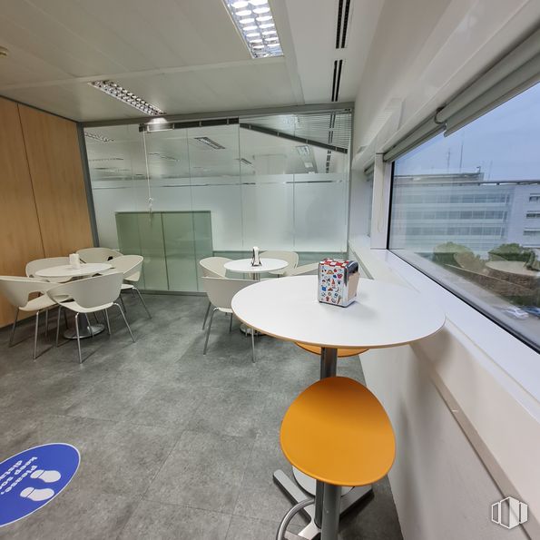 Oficina en venta en Arroyo de la Vega, Alcobendas, Madrid, 28108 con taburete, silla, mesa, ventana, mesa, edificio, propiedad, mueble, diseño de interiores y silla de oficina alrededor