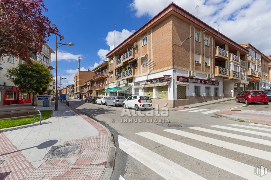 Retail for sale at Zona centro, Azuqueca de Henares, Guadalajara, 19200 with car, building, cloud, sky, wheel, daytime, property, plant, window and infrastructure around