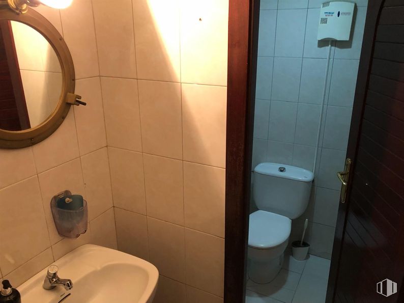 Retail for rent at Calle Alcala, Salamanca, Madrid, 28028 with toilet, sink, mirror, toilet seat, bathroom, plumbing fixture, bathroom sink, wall, floor and flooring around