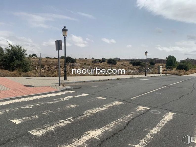 Land for sale at Calle Albacete, Ávila, 05004 with street light, cloud, sky, road surface, asphalt, plant, tar, thoroughfare, tree and landscape around