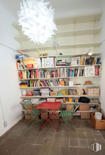 Retail for rent at Calle Acuerdo, 17, Centro, Madrid, 28015 with lighting, chair, bookcase, table, furniture, shelf, book, publication, shelving and building around