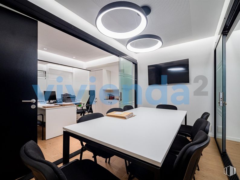 Oficina en venta en Plaza José Moreno Villa, Moncloa - Aravaca, Madrid, 28008 con silla, lámpara, alumbrado, escritorio, televisión, mesa, mueble, edificio, interiorismo y silla de oficina alrededor