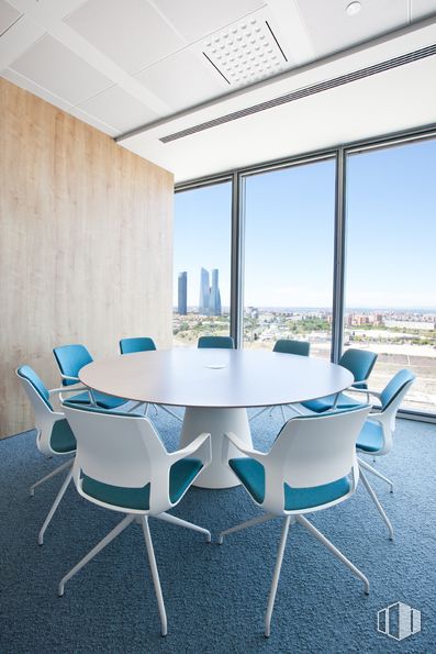 Oficina en alquiler en Torre Chamartín, Calle Dulce Chacón, 55, Hortaleza, Madrid, 28050 con silla, mesa, cielo, propiedad, mueble, edificio, ventana, azur, rascacielos y diseño de interiores alrededor