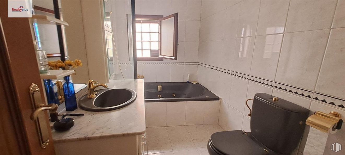 Retail for sale at Casco histórico, Segovia, 40003 with toilet, sink, window, countertop, tap, plumbing fixture, bathroom sink, building, cabinetry and interior design around