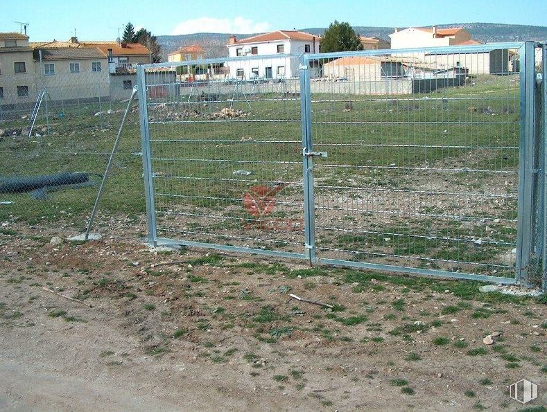 Land for sale at Calle Nueva, Mariana, Cuenca, 16143 with mirror, house, plant, sky, building, fence, land lot, wire fencing, mesh and tree around