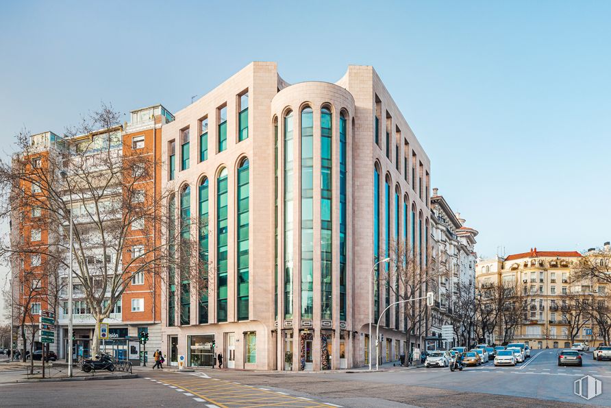 Oficina en alquiler en Paseo Castellana, 52, Salamanca, Madrid, 28046 con edificio, cielo, día, ventana, luz de la calle, bloque de torre, diseño urbano, condominio, árbol y rueda alrededor