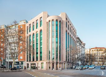 Oficina en alquiler en Paseo Castellana, 52, Salamanca, Madrid, 28046 con edificio, cielo, día, ventana, luz de la calle, bloque de torre, diseño urbano, condominio, árbol y rueda alrededor