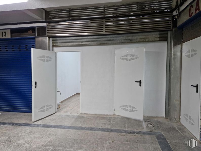 Local en alquiler en Calle Pedroñeras , Hortaleza, Madrid, 28043 con puerta, suelos, suelo, puerta de garaje, puerta, material de construcción, puerta de casa y garaje alrededor