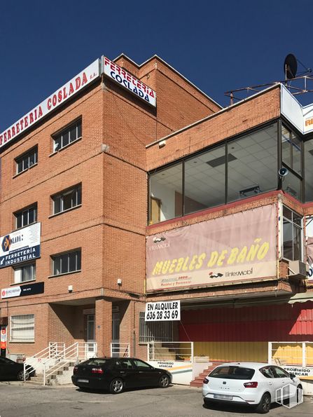 Local en alquiler y venta en Avenida Cañada, 40, San Fernando de Henares, Madrid, 28820 con coche, edificio, neumático, rueda, luz de estacionamiento automotriz, vehículo terrestre, cielo, vehículo, propiedad y ventana alrededor