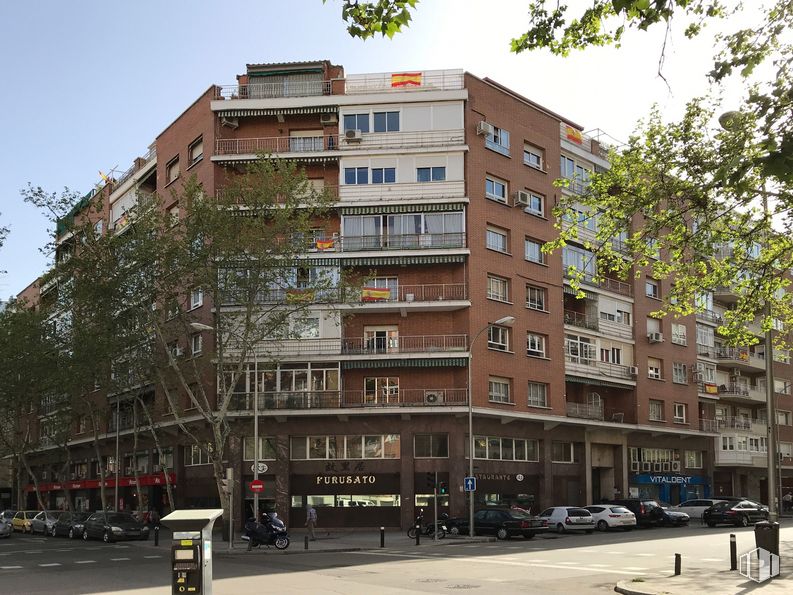 Local en venta en Calle Reina Mercedes, 22, Tetuán, Madrid, 28020 con edificio, cielo, día, ventana, infraestructura, árbol, rueda, bloque de torre, arquitectura y diseño urbano alrededor