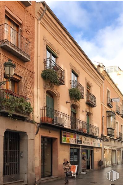 Retail for sale at Calle Juan Bravo, 6, Segovia, 40001 with window, neighbourhood, apartment, urban design, balcony, houseplant and flowerpot around